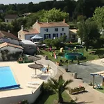 مكان تخييم Confortable Avec Terrasse Au La Chesnays - Api-1-52-284 فيندايز - مونتاليفت