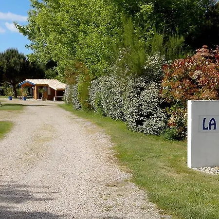 Confortable Avec Terrasse Au La Chesnays - Api-1-52-284 Campingplads